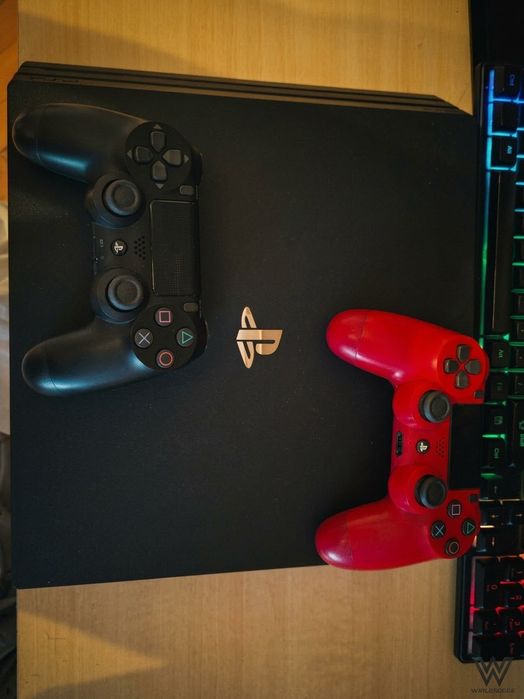 PlayStation 4 Pro  2 manete + 11 și jocuri populare!!!