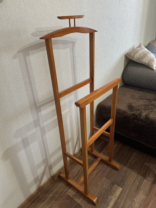 Напольная деревянная вешалка для костюма