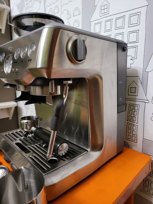 Кафемашина за еспресо  SAGE Barista Express с кафемелачка и аксесоари