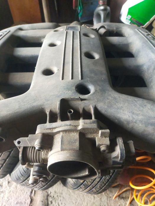 Продам. Коллектор впускной Крайслер 300м.