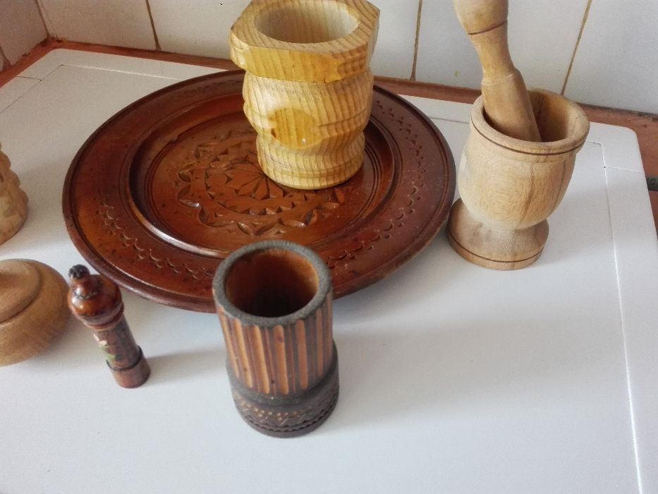 Стари дървени съдове , мотика и ножица и маши за печка.