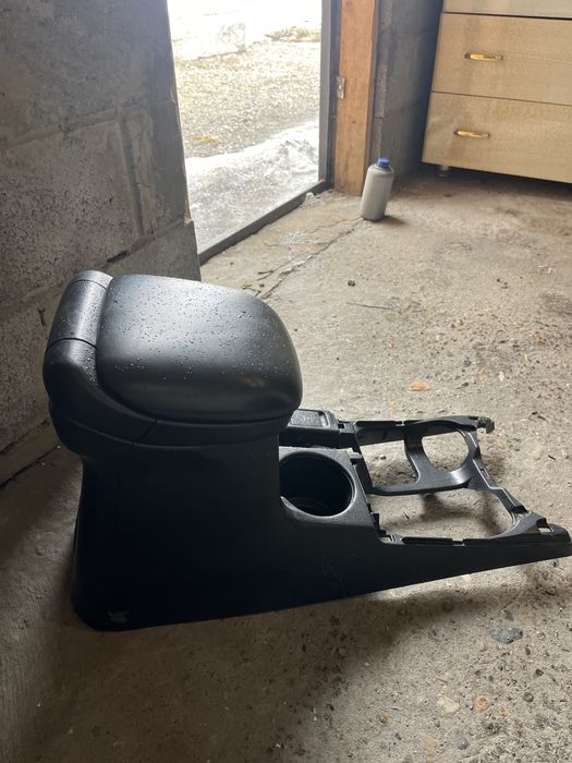 Продам подлокотник suzuki escudo 1