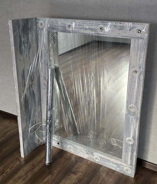 Зеркало с подставкой