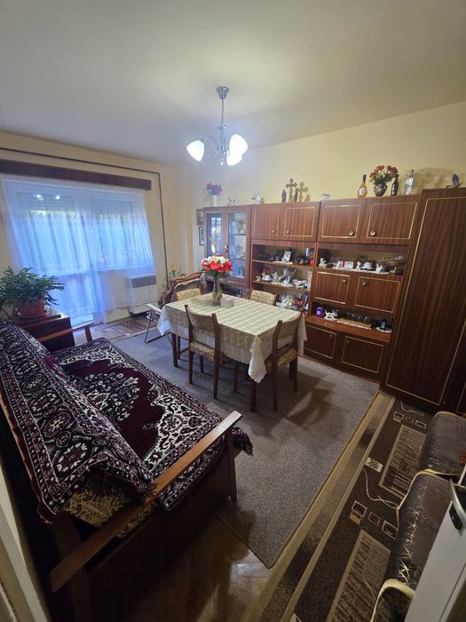 Vând apartament, 3 camere, etajul 3, pe Hula