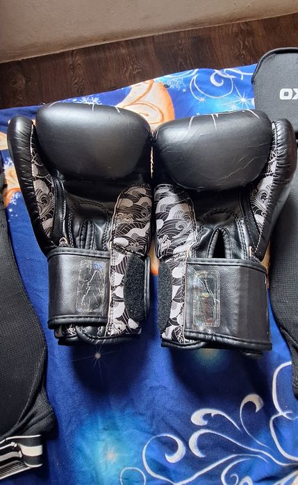 Vând manusi/tibiere