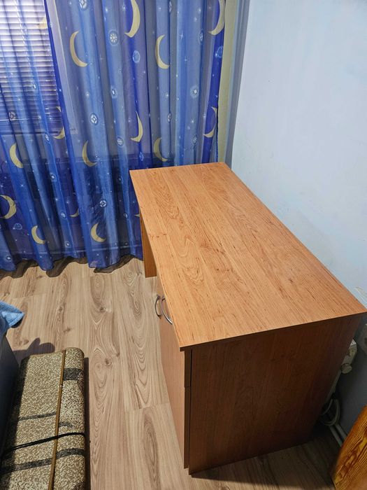 Практично дървено бюро