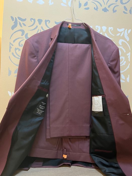 Продавам два мъжки костюма в отлично състояние-носени по веднъж,без забележки.