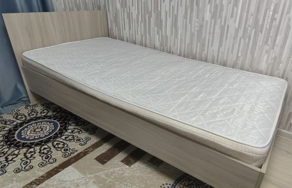 Кровать с ортопедической матрасом