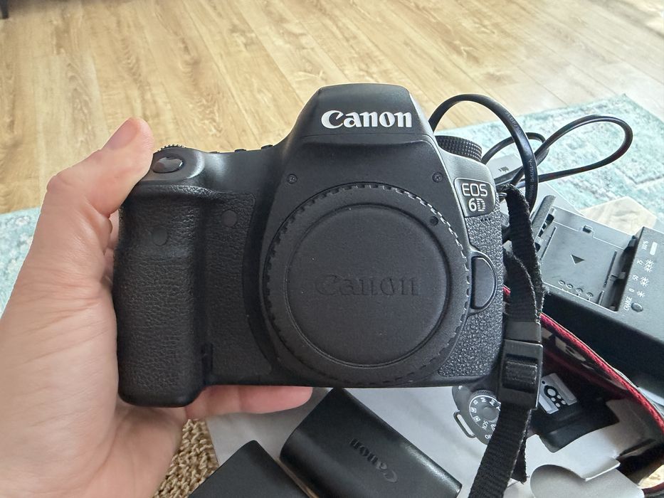 Canon 6D cu 3 acumulatori, cutie, incarcator