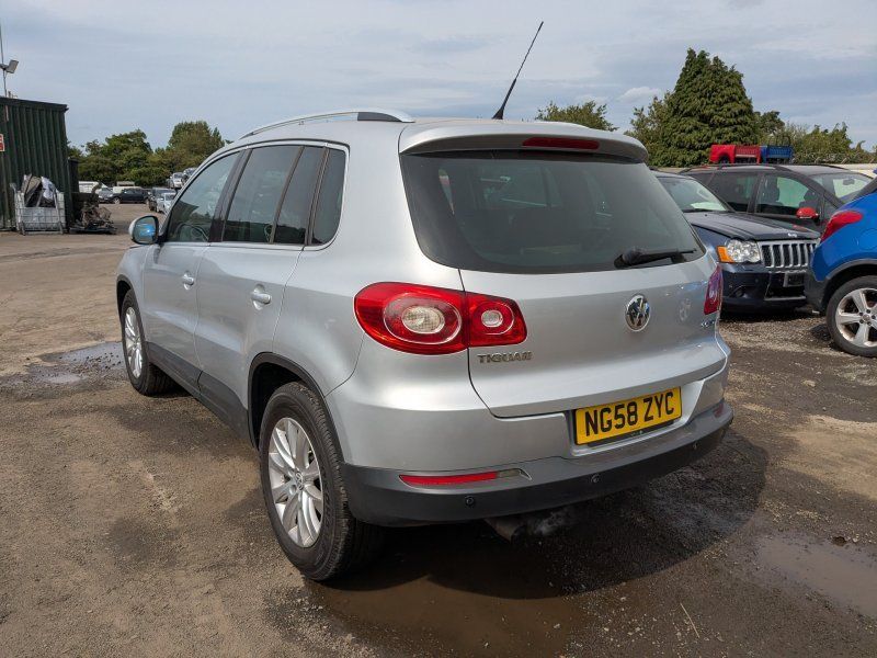 Dezmembrari / Dezmembrez Volkswagen Tiguan (5N) 2.0 TDI CBAB cutie viteze manuala cod culoare LA7W
