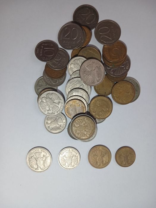 Разно образные монеты.