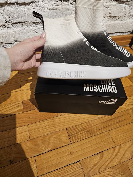 Сникърси Love Moschino