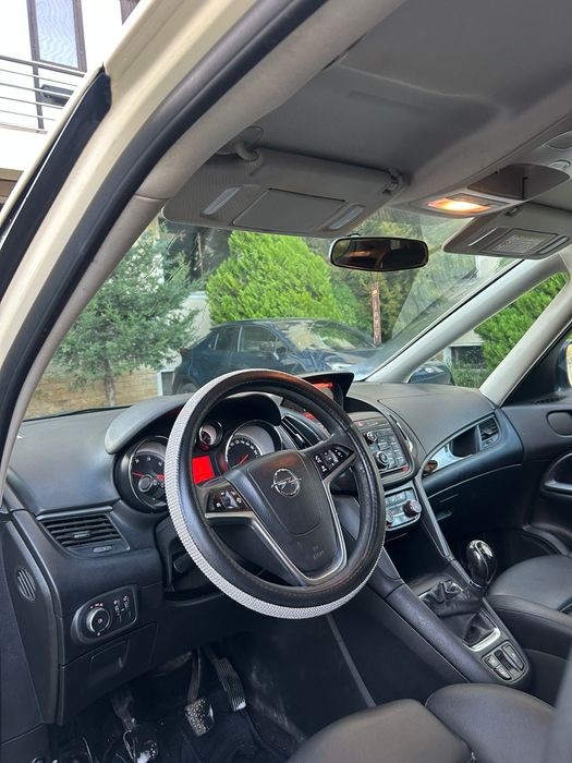 vând Opel Zafira