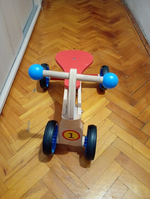 Tricicleta copiii utilizata prin casa de cateva ori