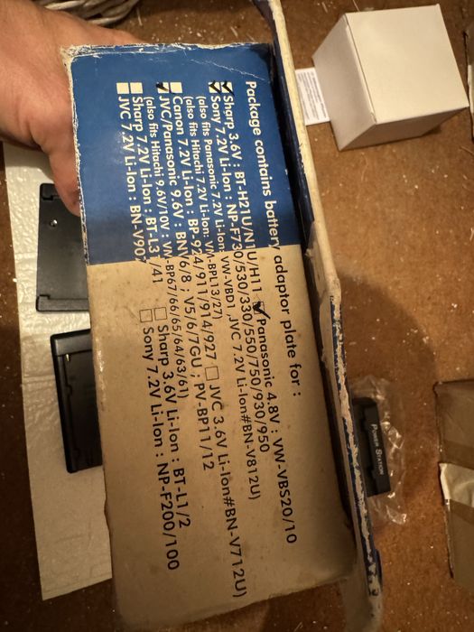 Ретро зарядно с адаптери за видеокамери