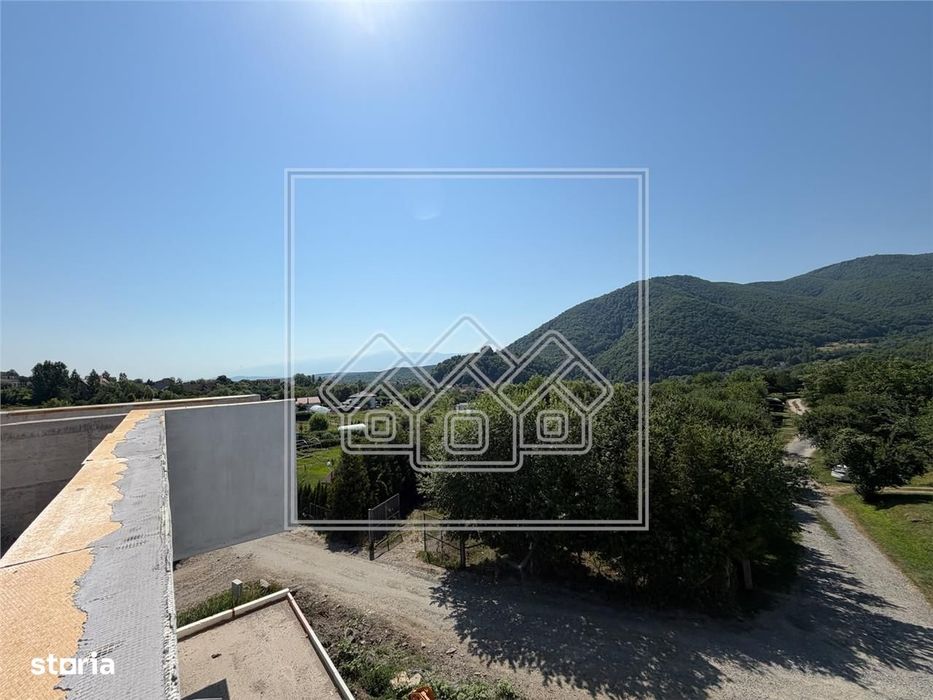 Casă de vânzare în Cisnădioara – rooftop cu piscină infinity, panoramă