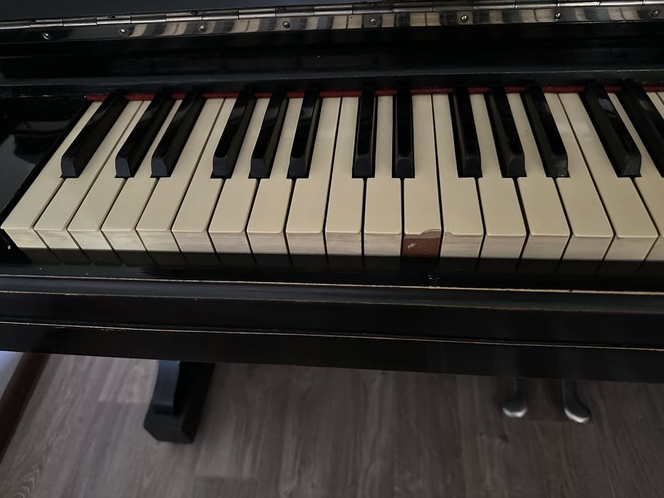 Пианино красный октябрь