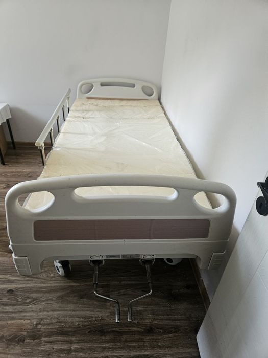 Продавам медицинско болнично легло (механично, с четири секции)