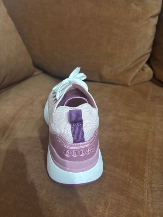 Adidasi dama Guess