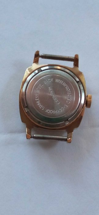 Продавам механичен дамски часовник