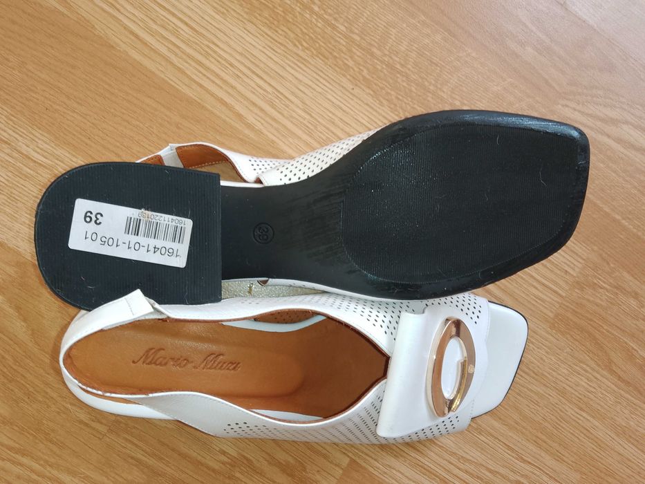 Дамски бели сандали на нисък ток