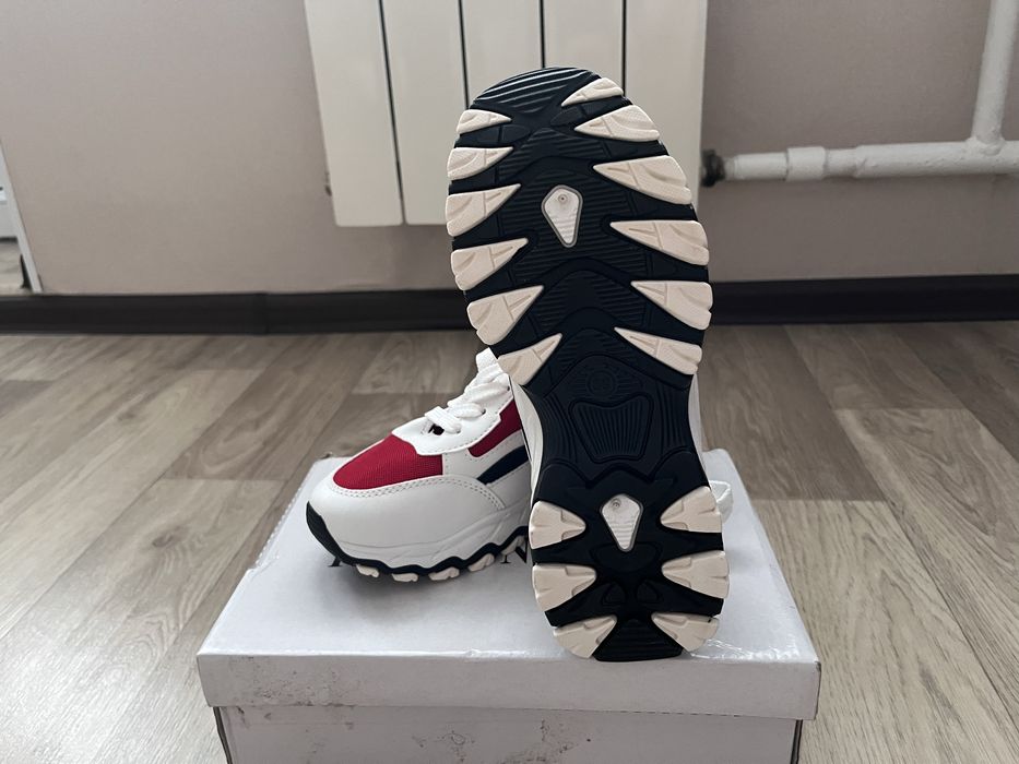 Кроссовки новые, удобные