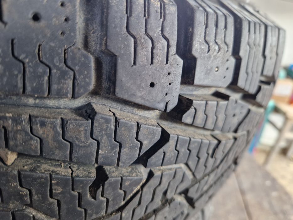 Jante + anvelope iarna 4x4 Nokian ca NOI Nissan Patrol 235/85 R16