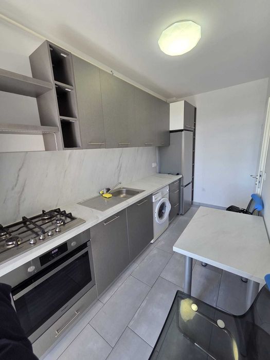 Închiriez garsonieră tip studio.