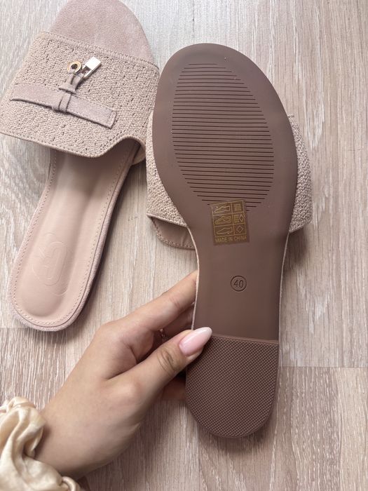 Бежави чехли за лятото