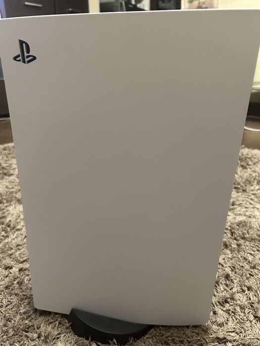 Vand ps5 + 2 jocuri /