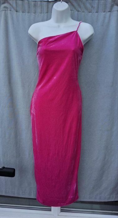 Кадифена рокля с една презрамка М