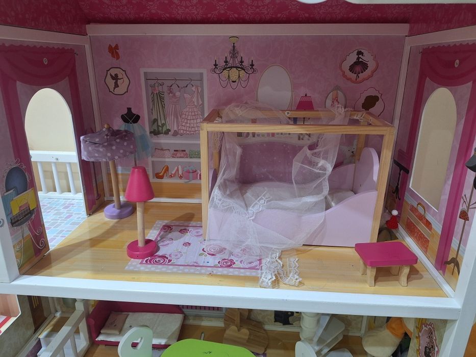 Огромна дървена къща за кукли