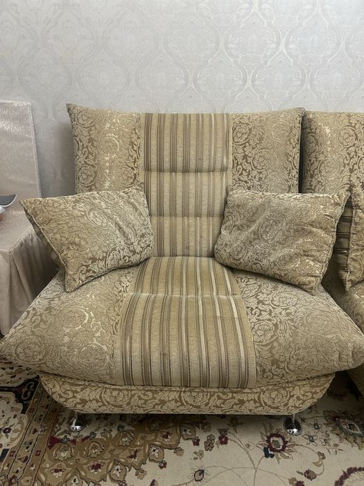 Продаю диван с креслами
