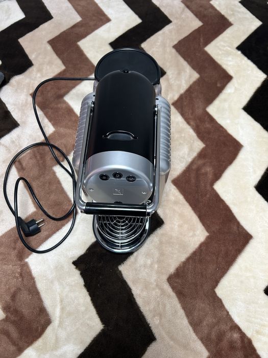 Vand aparat Nespresso cu capsule