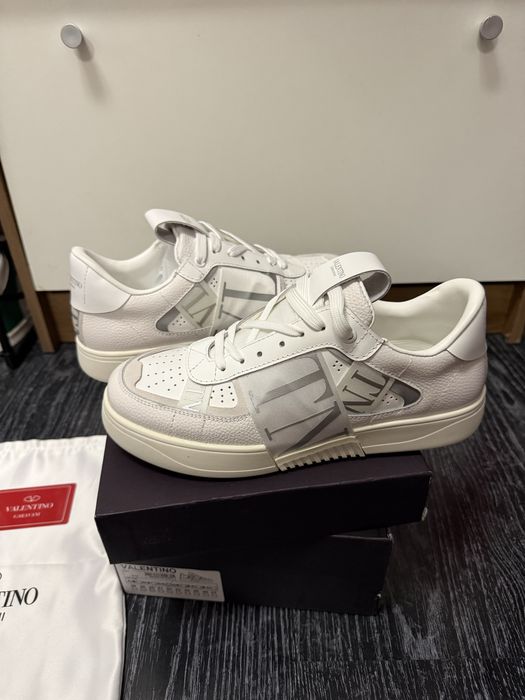 Vand adidasi Valentino