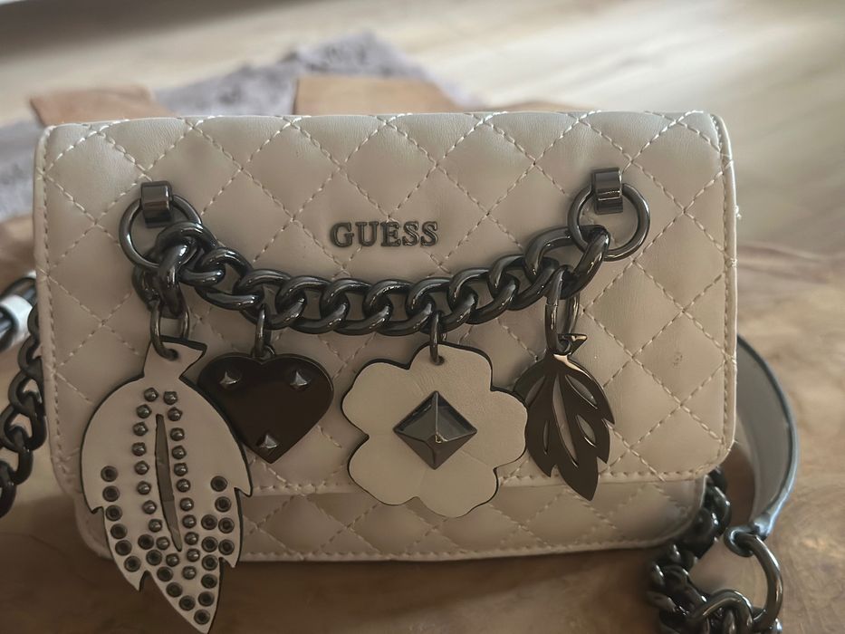 Дамски чанти Guess