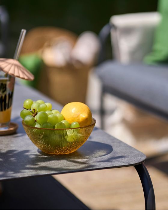 Градинска маса със стъклен плот