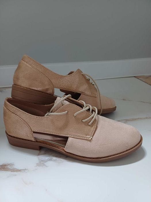 Обувки НОВИ, размер 38. Отговарят на 37