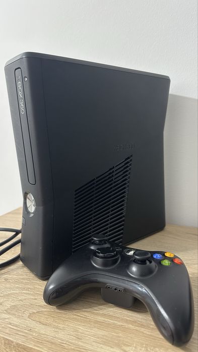 Приставка  Xbox 360 slim