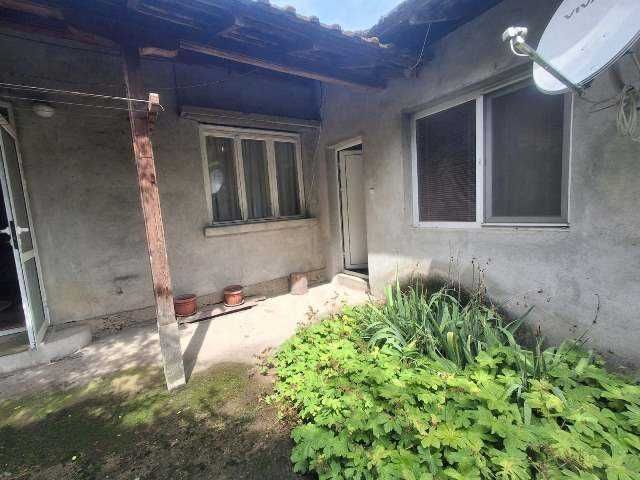 Къща с 1/2 и.ч. от двор, кв. Боровец