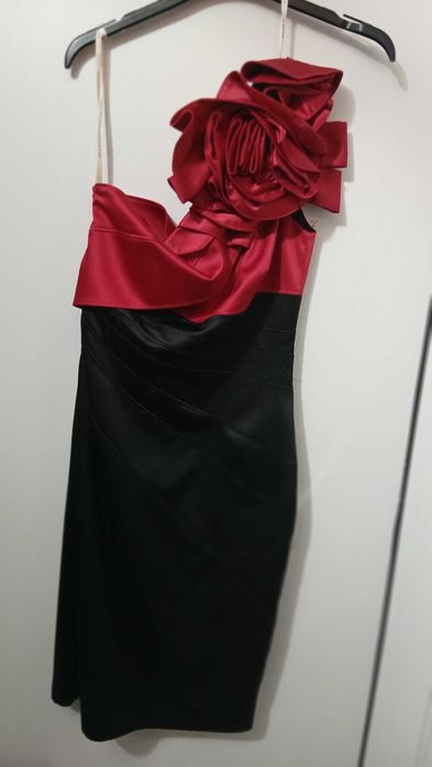 Червена и черна сатенена рокля с едно рамо – Karen Millen
