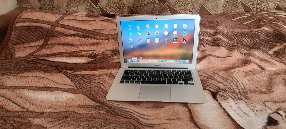 Laptop Apple Macbook Air 13" cu procesor I5,SSD de 240 Gb,4 Gb RAM,stare buna