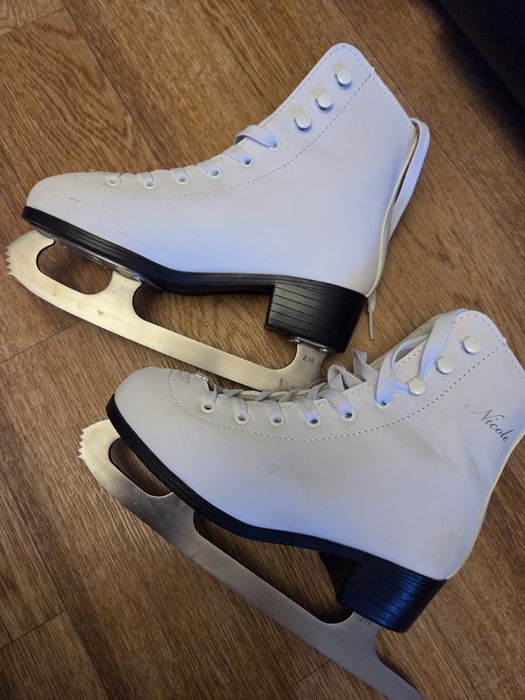 Продам фигурные коньки 35 размер