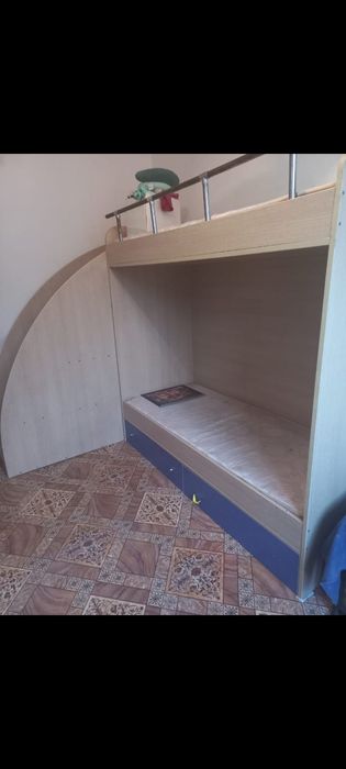 Двухярусная кровать и шкаф