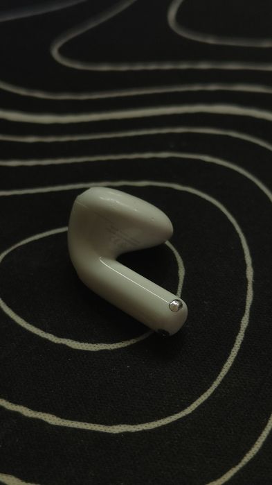 Продавам лява слушалка AirPods 4