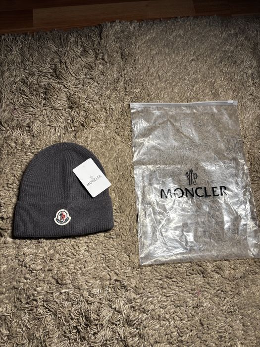 Caciuli Moncler.