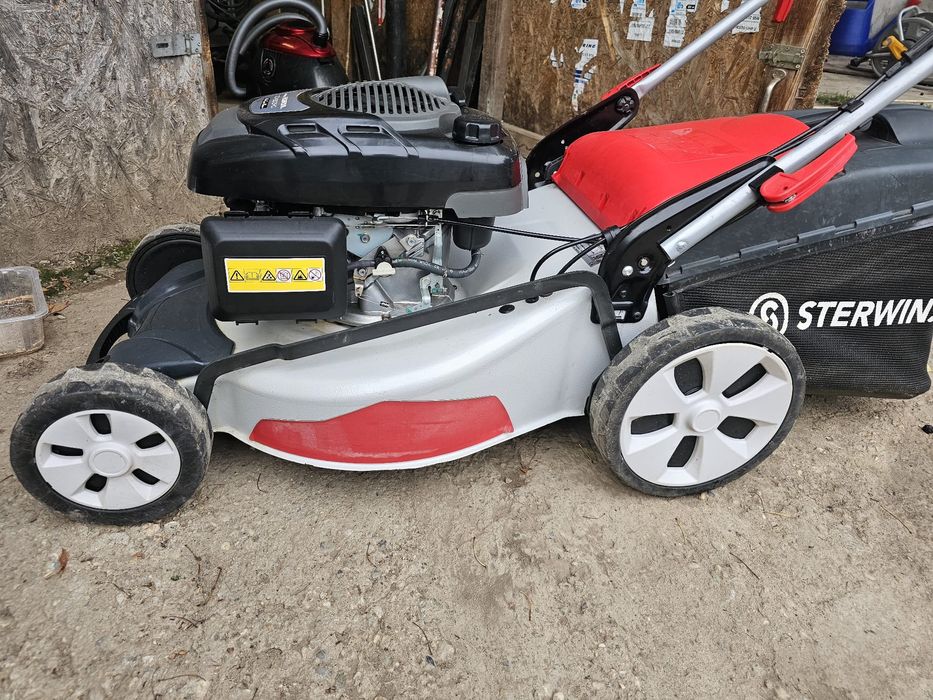 Vand 2 masini de gazon honda una este noua