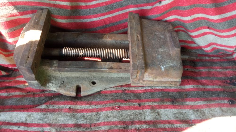 Тисы, тиски,тисочки.