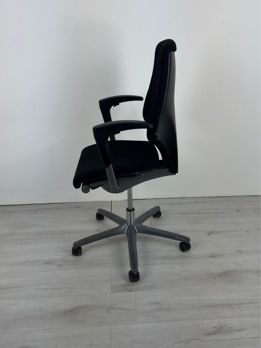 Офис стол който се отличава с висока ергономичност и комфорт,