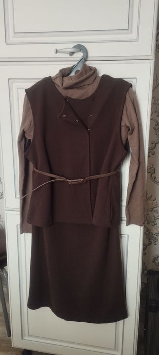 Срочно продам костюмы новые